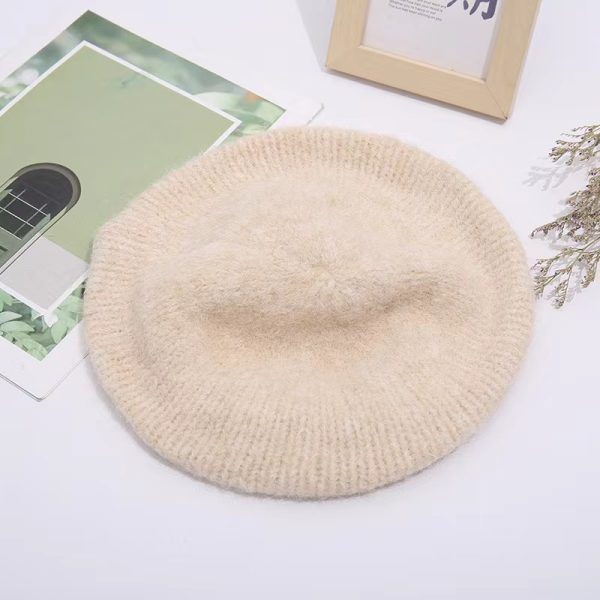 Fall and winter fashion influencer's recommended pearl knit hat