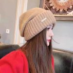 Autumn and winter fashion bloggers recommend soft, comfortable and elastic knitted hats