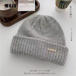 Autumn and winter fashion bloggers recommend soft, comfortable and elastic knitted hats