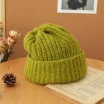 Autumn and winter fashion bloggers recommend soft, comfortable and elastic knitted hats