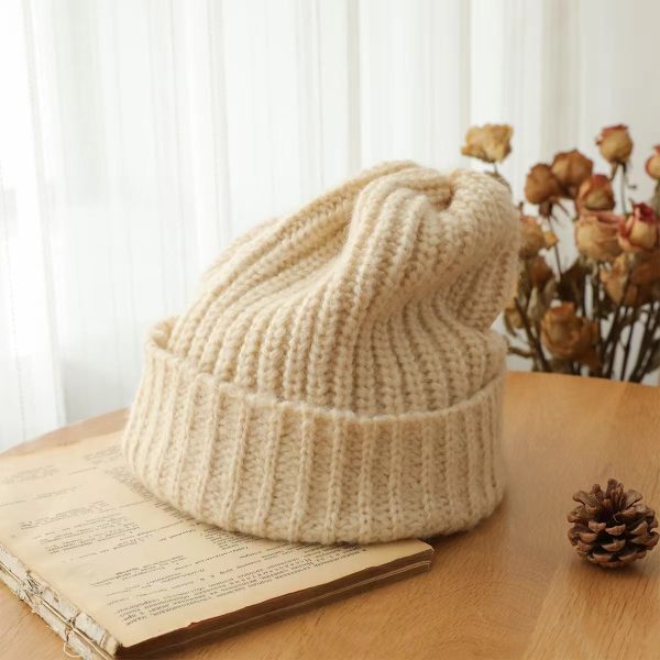 Autumn and winter fashion bloggers recommend soft, comfortable and elastic knitted hats