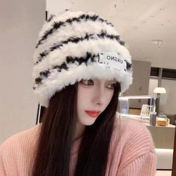 Autumn and winter fashion bloggers recommend soft, comfortable and elastic knitted hats