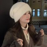 Autumn and winter fashion bloggers recommend soft, comfortable and elastic knitted hats