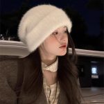 Autumn and winter fashion bloggers recommend soft, comfortable and elastic knitted hats