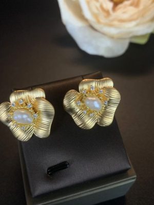 Leaf-filled diamond earrings