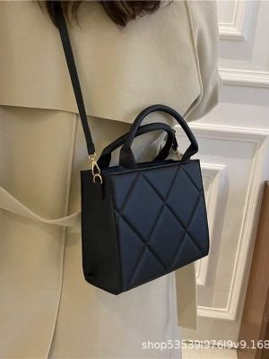 Diamond-shaped underarm bag 24*18*5.5cm