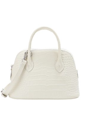 This pebbled-leather handbag and crossbody bag is an exceptional accessory for everyday styling. 17 x 17 x 13 cm.