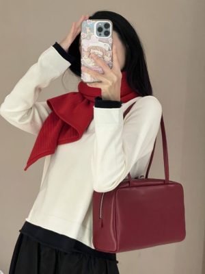 This pebbled-leather handbag and crossbody bag is an exceptional accessory for everyday styling. 17 x 17 x 13 cm.