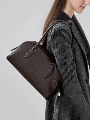 "The Postman Bag"—crafted from matte black cowhide for a stylish aesthetic. 25 x 16 cm.