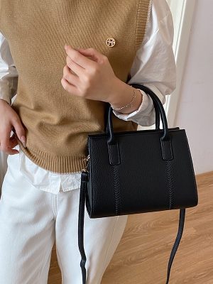 This bag features a shoulder strap that allows for single-shoulder carrying—perfect for vacations and travel. Dimensions: 19 x 24.5 x 12 cm.