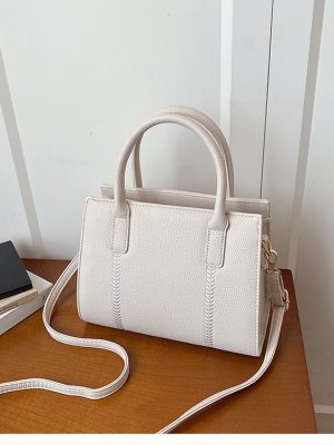 This bag features a shoulder strap that allows for single-shoulder carrying—perfect for vacations and travel. Dimensions: 19 x 24.5 x 12 cm.