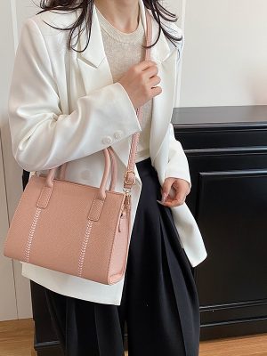 This bag features a shoulder strap that allows for single-shoulder carrying—perfect for vacations and travel. Dimensions: 19 x 24.5 x 12 cm.