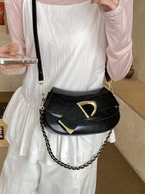 "The crescent-shaped chain bag (handbag & crossbody) is both practical and stylish." — 15 x 22 x 6 cm