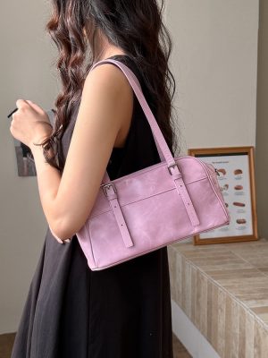 The classic bowling bag features a unique and versatile design that is easy to style. It offers a spacious capacity, measuring 10 × 20.5 × 10 cm.